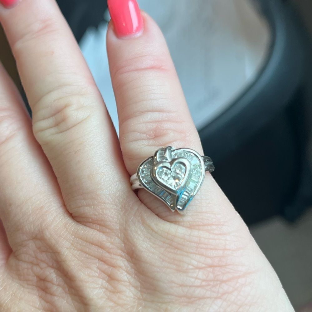 Genuine 18kt white gold heart baguette diamond ring size 6.5 - Picture 5 of 10